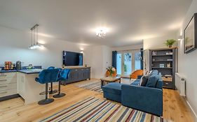 Spacious Modern 2-Bed Parking & Wi-Fi & 65